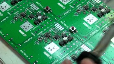 PCB 'nin görsel denetimi ve kalite kontrolü.