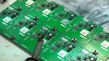 PCB 'nin görsel denetimi ve kalite kontrolü.