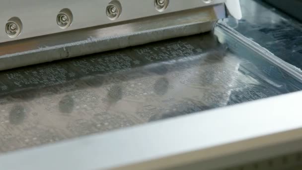 Fabricación de la placa de cimentación de la PCB en la máquina . — Vídeo de stock