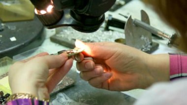 PCB 'nin görsel denetimi ve kalite kontrolü.