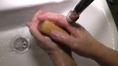 Yaşlı bir kadın kendini koronavirüs COVID-19 'dan korumak için ellerini yıkıyor. Yaşlı bir kadın kendini Coronavirus COVID-19 'dan korumak için ellerini yıkıyor..