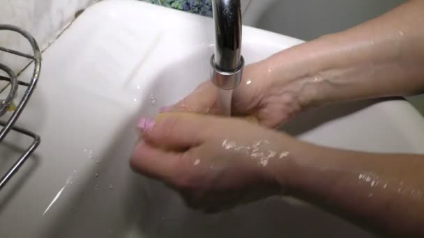 Äldre Kvinna Tvättar Händerna För Att Skydda Sig Mot Coronavirus — Stockvideo