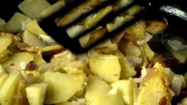 Soğanlı patates tavada kızartılır. Lezzetli Patates Basit kırsal yiyecek.
