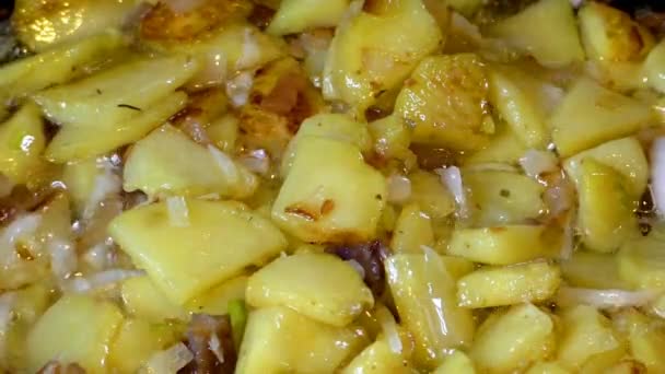 Las Patatas Con Cebolla Fríen Cacerola Deliciosa Papa Simple Comida — Vídeos de Stock