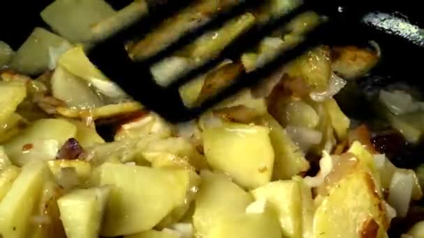 Ziemniaki Cebulą Smażone Patelni Pyszne Ziemniaki Proste Wiejskie Jedzenie — Wideo stockowe