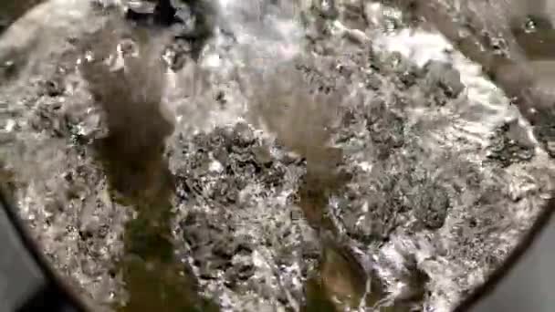 Olvadás Folyékony Állapothoz Vezet Fűtött Vízvezeték Magas Hőmérsékleten — Stock videók