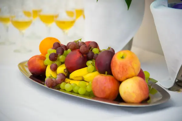 Cold Appetizers met een verscheidenheid aan voedsel op de tafel. — Stockfoto