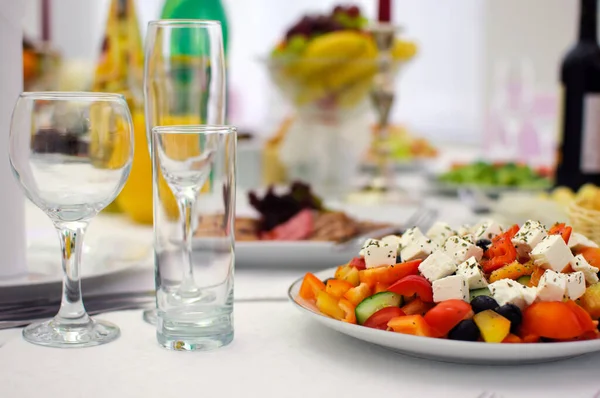 Cold Appetizers met een verscheidenheid aan voedsel op de tafel. — Stockfoto