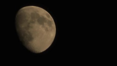Ay geceleri hareket eder. Ayın uzaydaki hareketinin astronomik videosu.