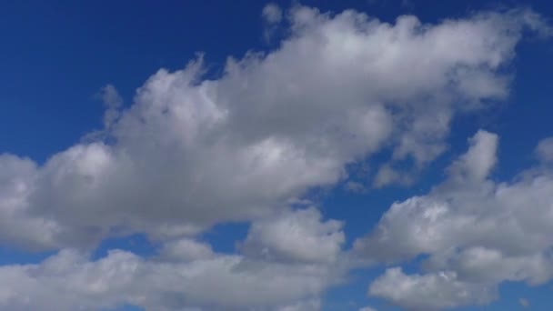 Vliegende wolken in de wind stromen door de lucht. — Stockvideo