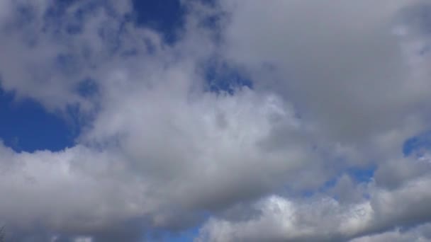 Vliegende wolken in de wind stromen door de lucht. — Stockvideo