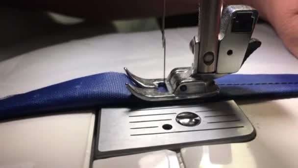 Працівник зшиває тканину на швейній машинці . — стокове відео