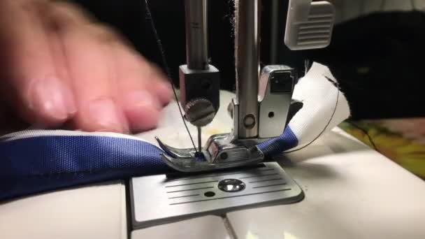 Pracovník šije látku na šicím stroji. — Stock video