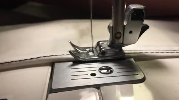 Toile de points de travail sur la machine à coudre . — Video