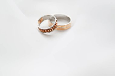 Evlilik yüzüğü aşkın ve mutluluğun sembolüdür.