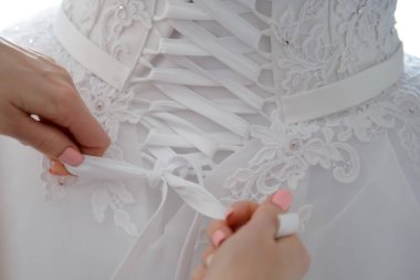 Gelinin gelinliğindeki dantel. Şenlikli beyaz elbise.