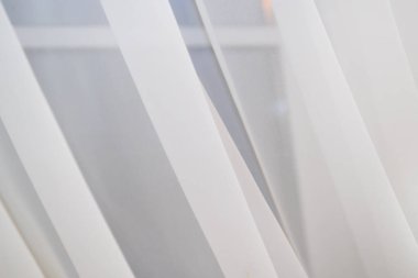 Penceredeki hassas perdeler. Kumaş perdeli Pencereler.