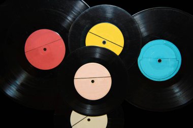 Gramofon plakası siyah arka planda izole edilmiş. 19. yüzyıl - 20. yüzyıl - en popüleri. Patifon ve gramofonlar için analog ortam ses bilgisi.