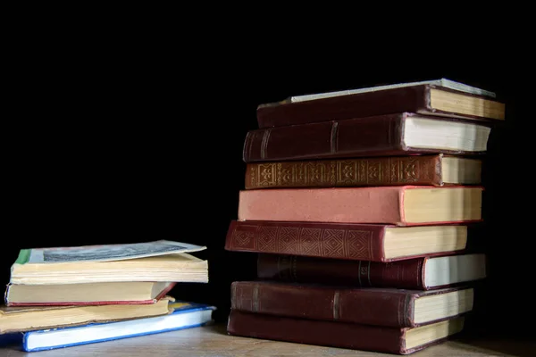 Kök baskılı kitapların çeşitliliği. Eğitim ve zeka okumuş insanlardır. Kısa hikayeler ve romanlardan eski bir kitap. Okunan zaman geçiyor.