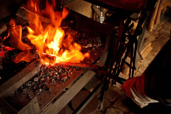 Kuźnia ogień ogień Forge, używane do tworzenia narzędzi żelaza. — Zdjęcie stockowe