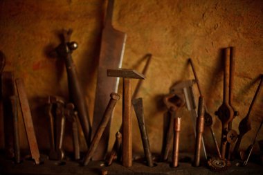 Ahşap masa üstünde farklı demir ustası alet