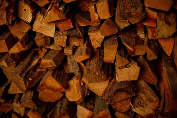 Achtergrond van droge gehakte logs in een stapel — Stockfoto
