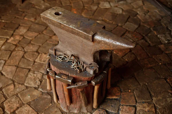 Forge de travail du forgeron dans un ancien atelier. Rétro Images De Stock Libres De Droits