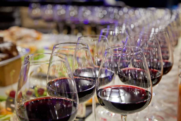 Glazen wijn in restaurant close-up achtergrond — Stockfoto