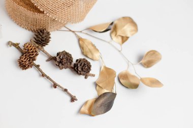 Noel dekoratif çelenk koni, yaprakları