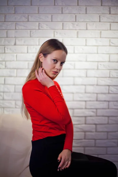 Junge Frau in roter Bluse neben Backsteinmauer stilvolle Mode mod — Stockfoto