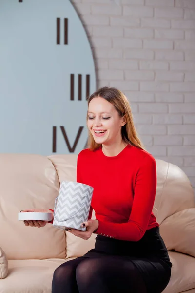 Femme avec pile de cadeaux à la maison Photos De Stock Libres De Droits