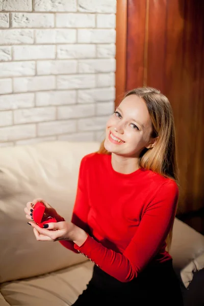 Junges schönes Mädchen hält ihren Verlobungsring in Aufregung — Stockfoto