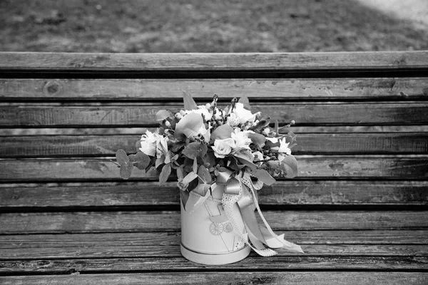 ピンク ボックス木製表現に花の美しい優しい花束 — ストック写真