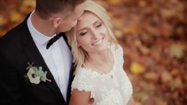 Sonbahar parkında bir çift evleniyor.