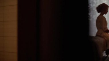 Sabah gelin. Pencerenin yakınındaki gelin