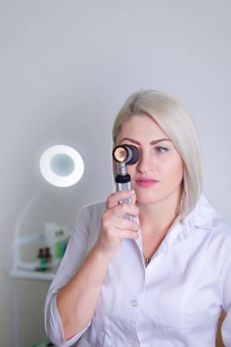 Dermatoscope ile kadın dermatolog