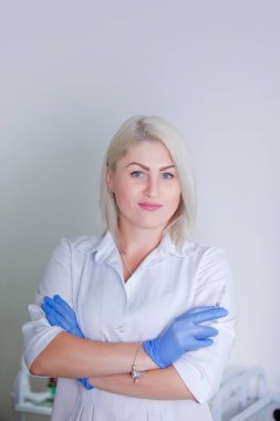 Güzel kadın doktor Phillery şırınga hazırlanıyor 