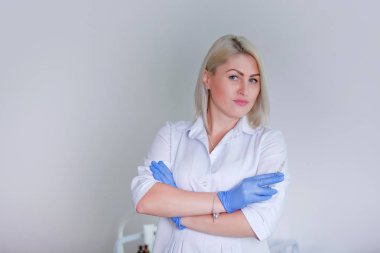 Güzel kadın doktor Phillery şırınga hazırlanıyor 