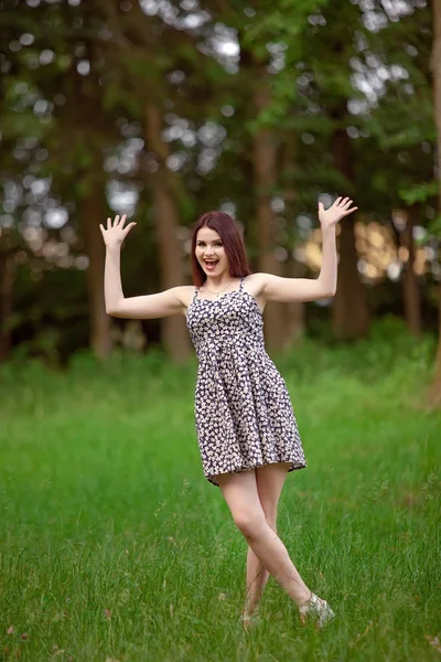 Young beautiful woman in park. Nature — Stock Photo, Image