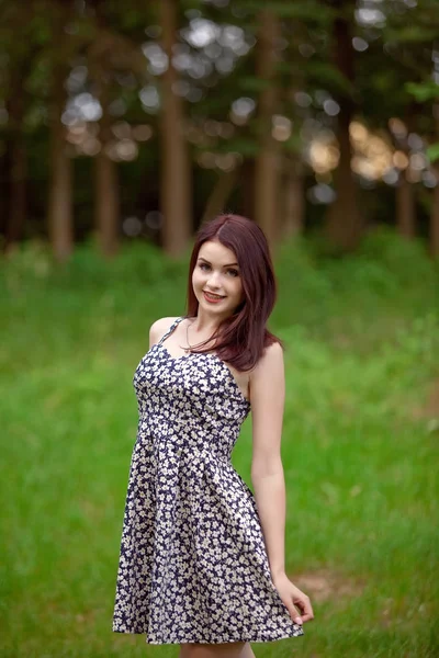 Young beautiful woman in park. — Stock Photo, Image