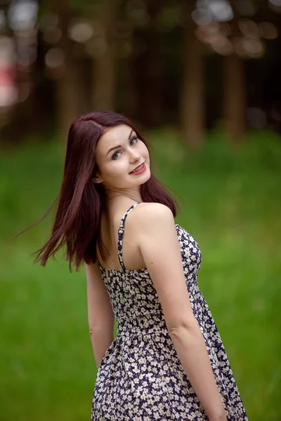 Young beautiful woman in park. Nature — Stock Photo, Image