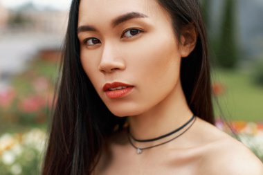 Parkta güzel Asyalı kız portresi.