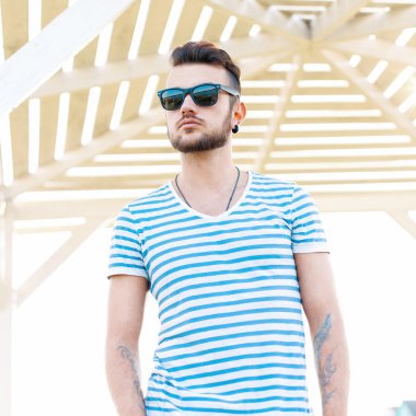 Sahilde duran güzel şık hipster adam.
