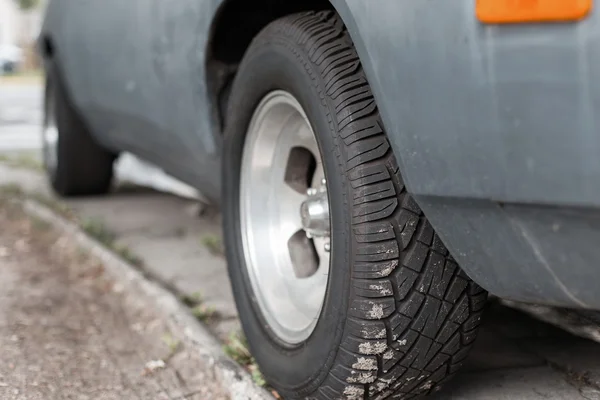 Car tire on old vintage automobile — Stock Photo, Image