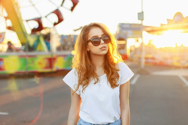 Портрет красивой рыжеволосой девушки в солнечных очках на закате . — стоковое фото