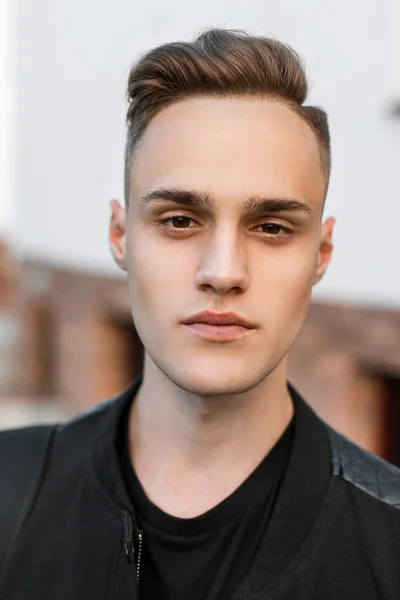 Retrato de cerca de un joven guapo con el peinado . — Foto de Stock