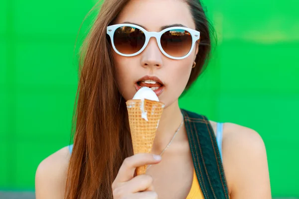 Mujer bastante joven comiendo helado . — Foto de Stock