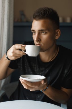Yakışıklı adam kapalı kahve içme