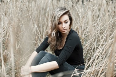 Kuru ot güzel kız.