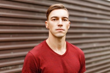 Saç metal bir arka plan üzerinde kırmızı gömlekli olan şık yakışıklı adam.